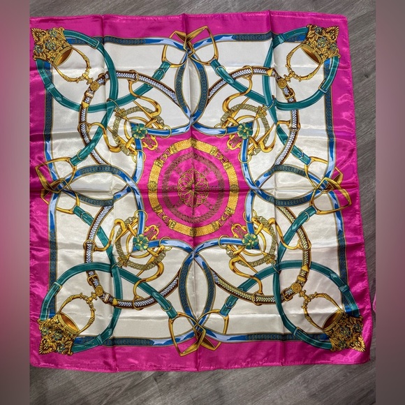 Pink Ornate Wrap with Intricate Design
35.433 inches x 35.433
0169 - Picture 2 of 2